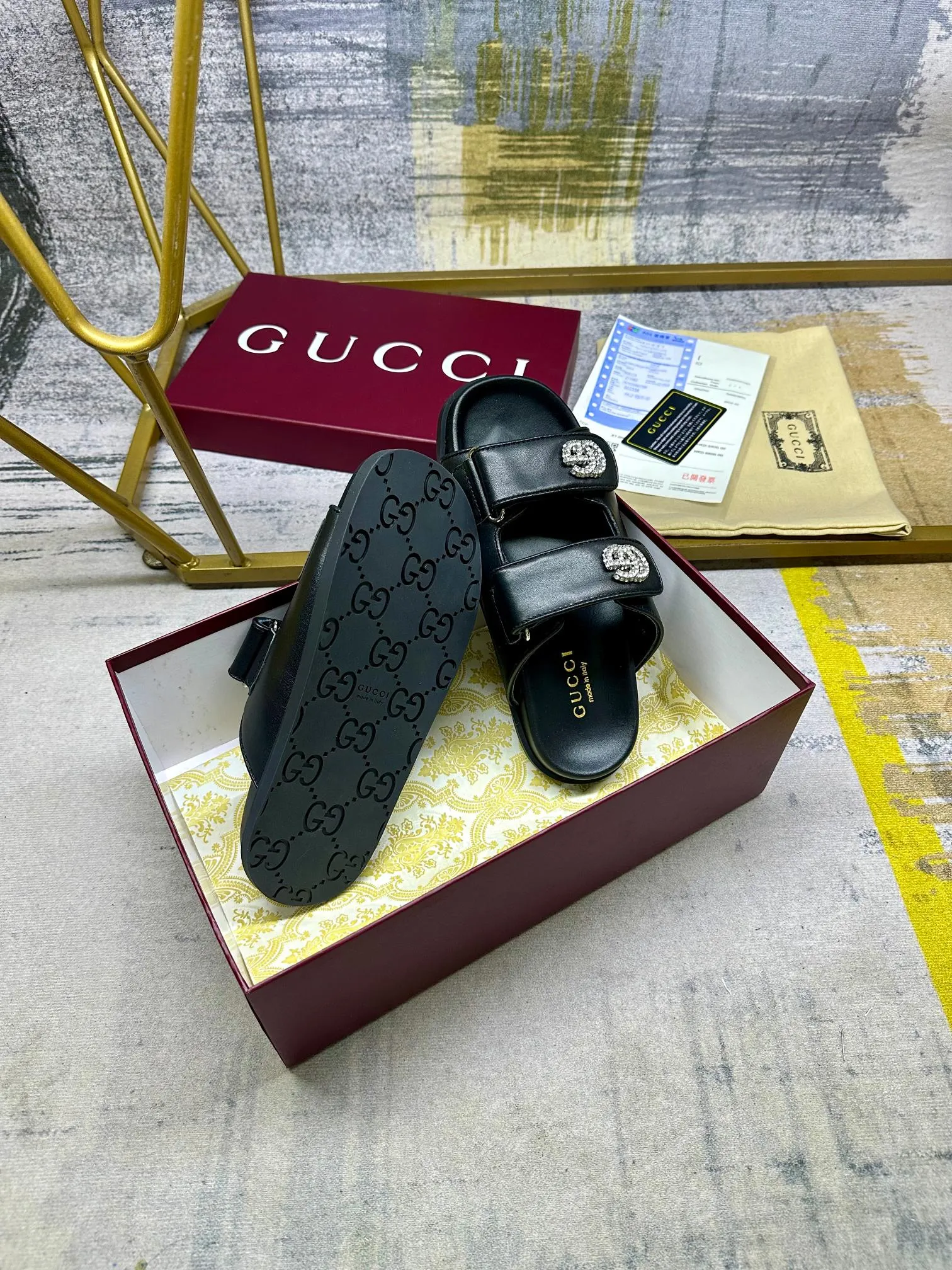 👟👟Ex-factory price 440👟👟Gucci’s latest popular slippers, double-strip Velcro straps are adjustable, and the cowhide fabric is embellished with double G diamond fasteners. Number of yards: 35-41 yards,